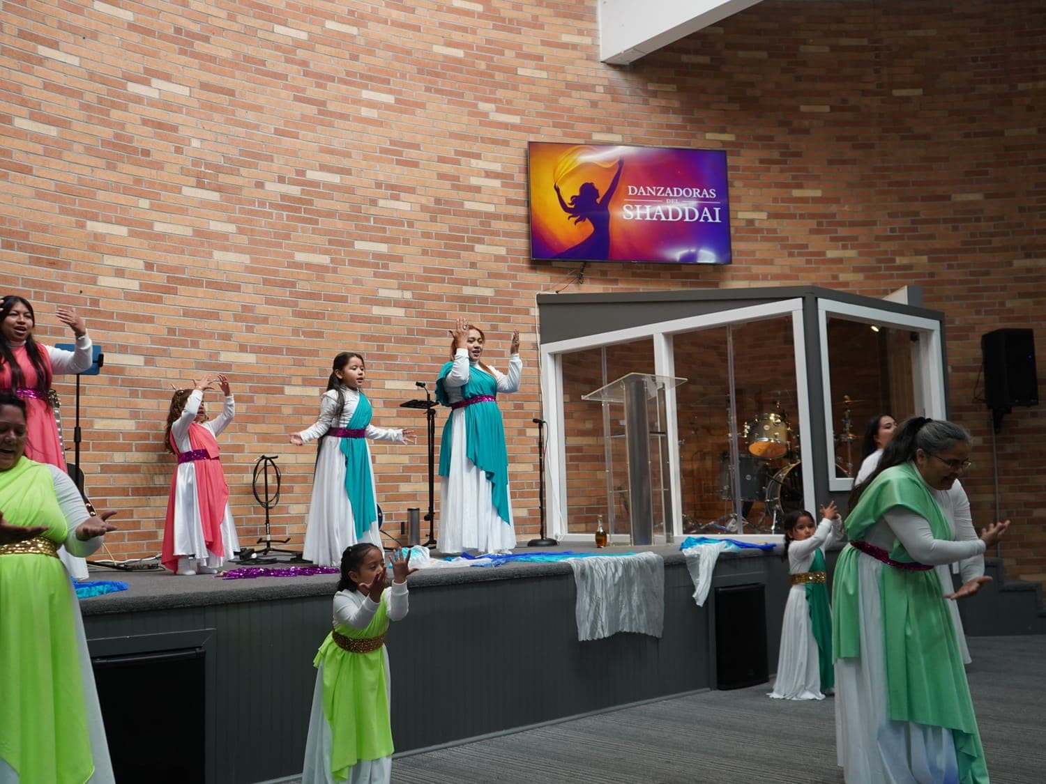 Las danzadoras, niñas y adultas, en pleno servicio