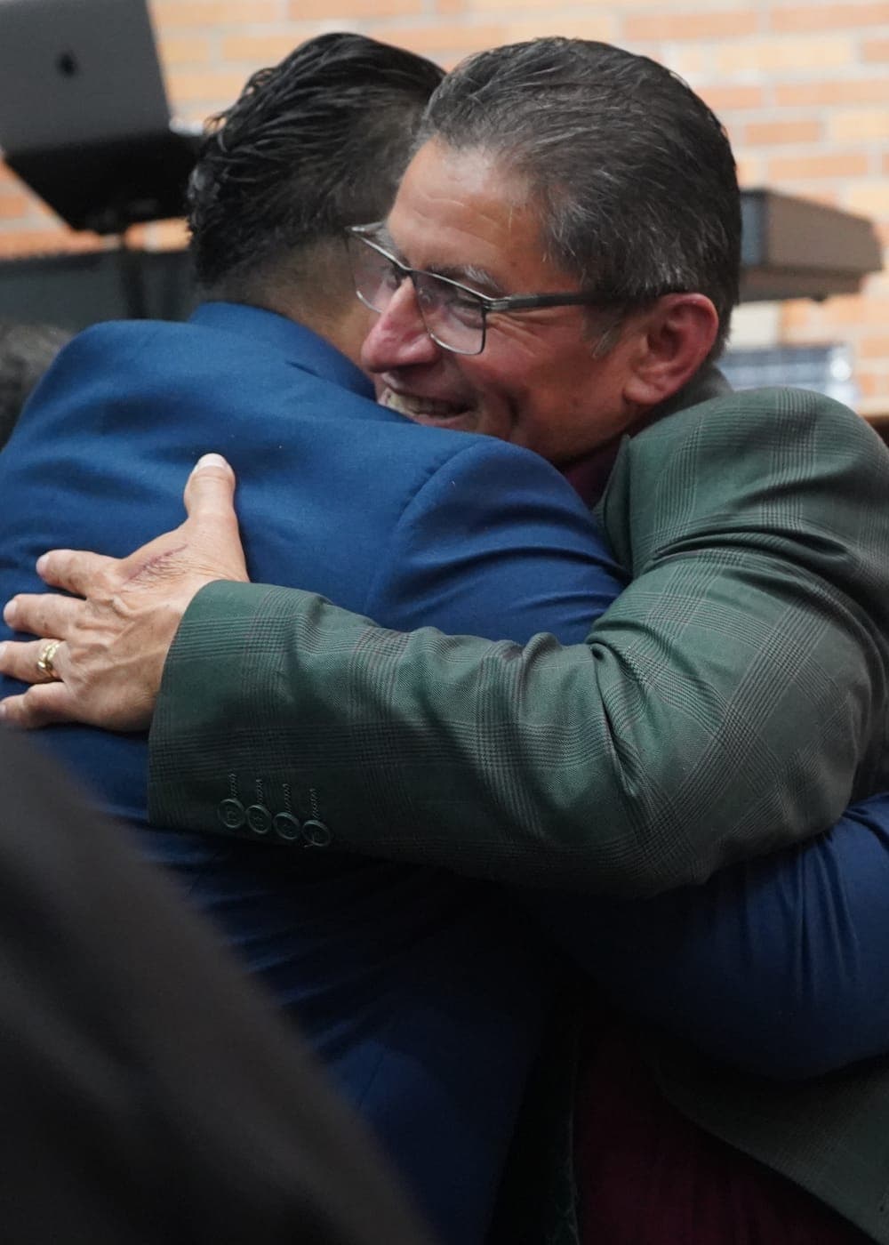 Un abrazo entre hermanos al final del servicio