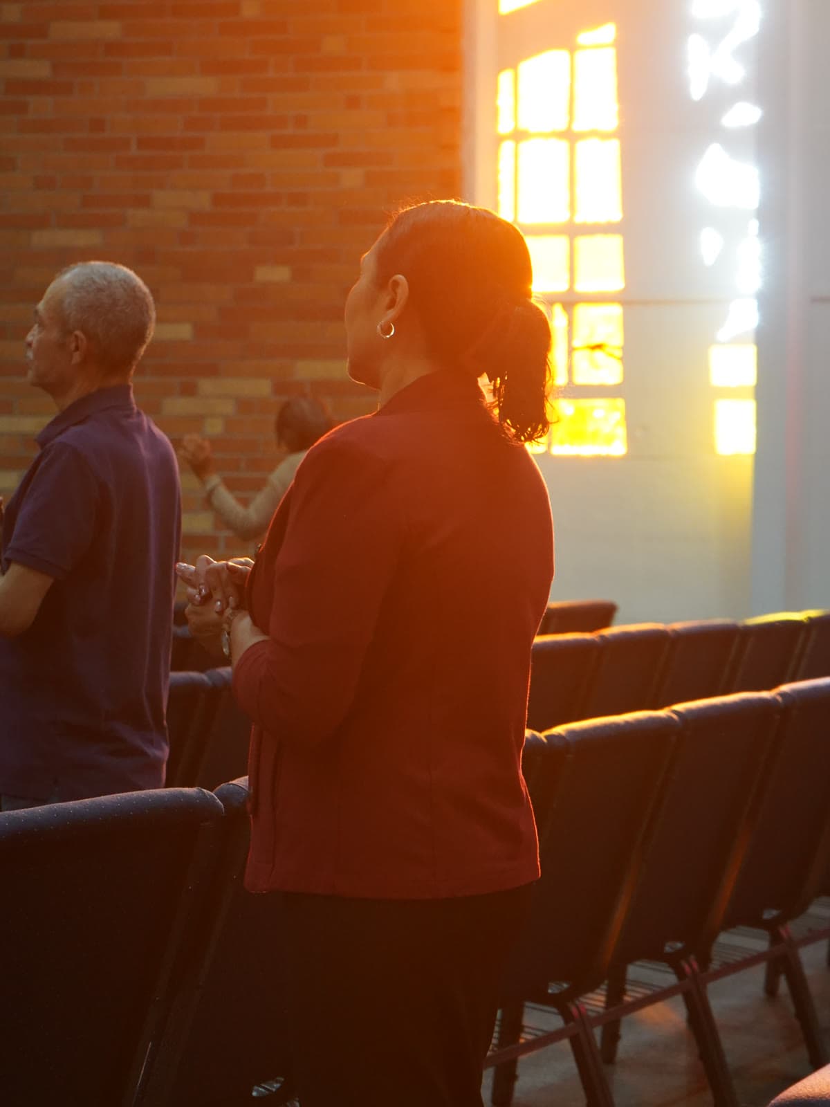 Oración en la luz dorada de un viernes