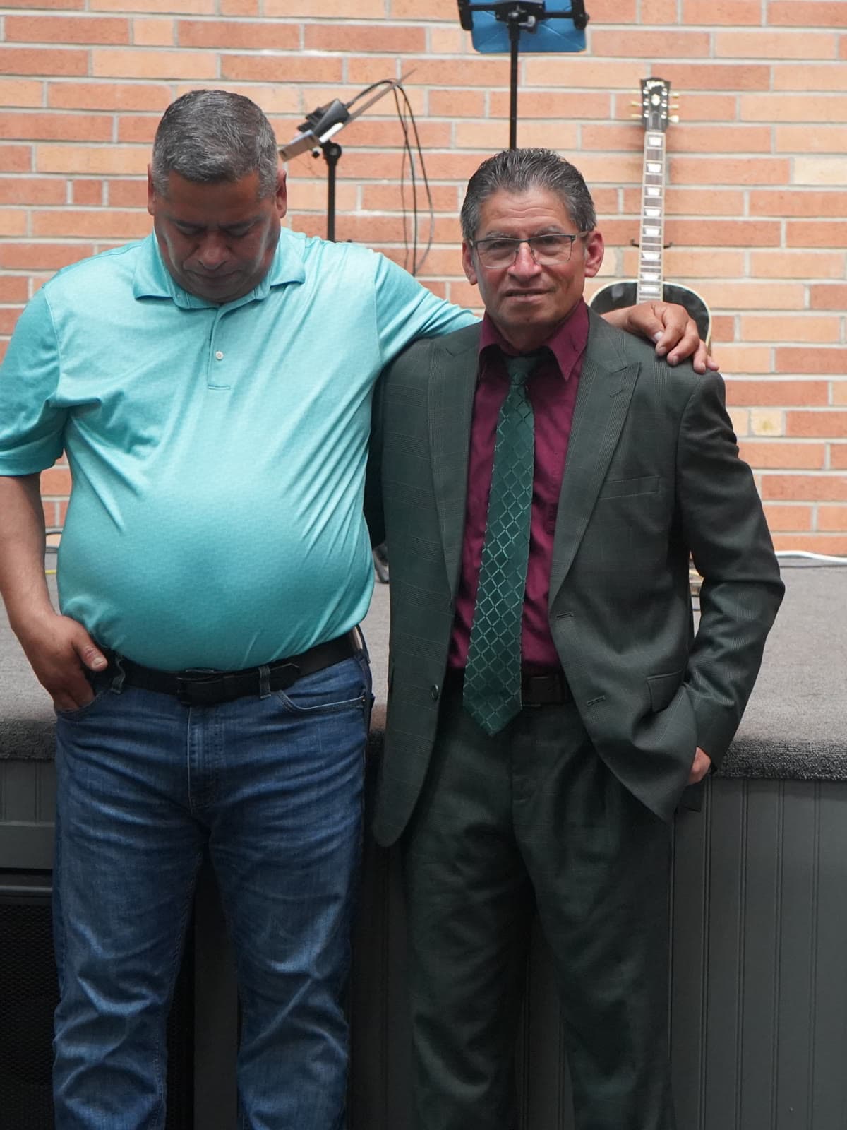 Dos hermanos, brazo al hombro, después del servicio