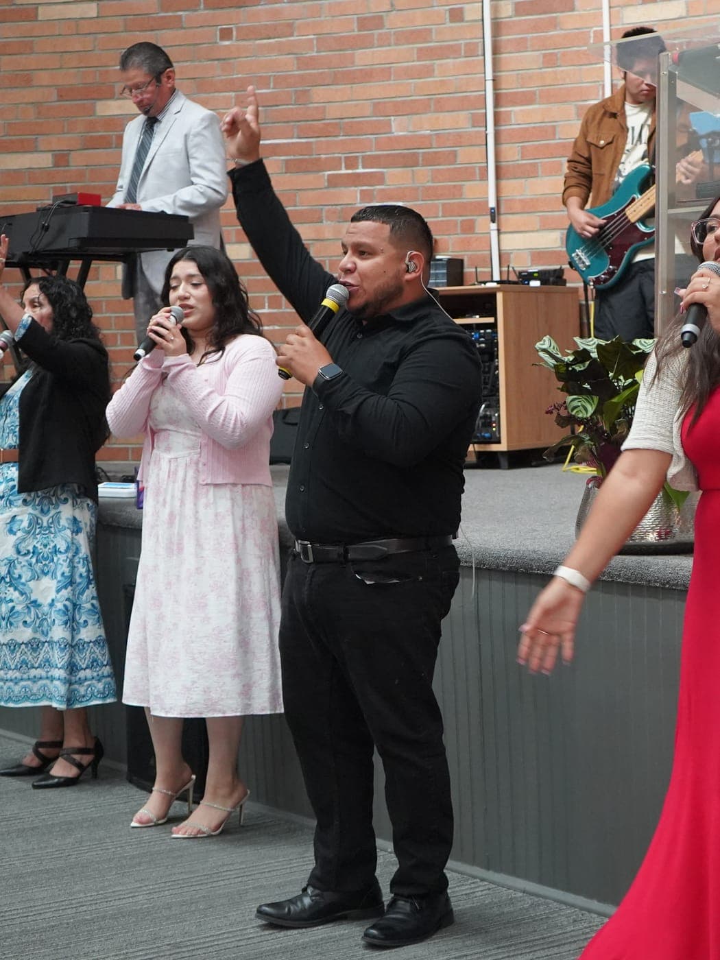 Cantando a viva voz frente a la plataforma