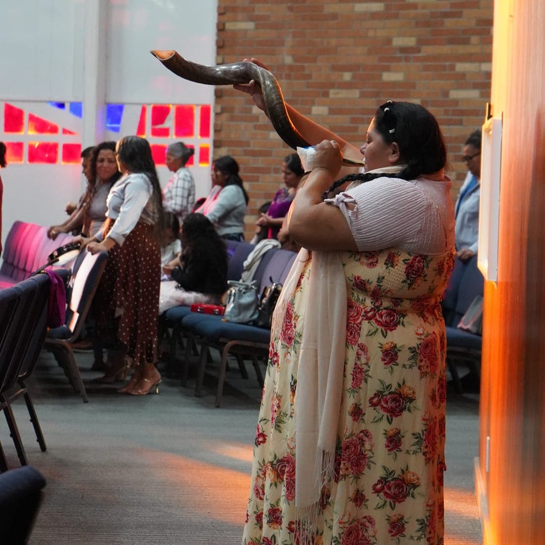 El shofar sonando durante el servicio
